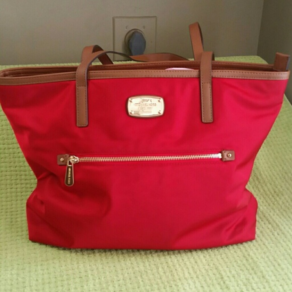 ✨SALE: ✨Red nylon Michael Kors tote + free sample